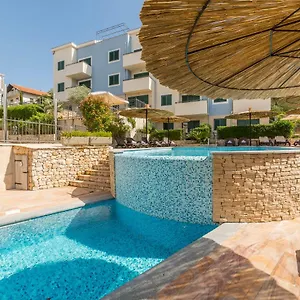 Apartament - Salena With Two Pools, Trogir
